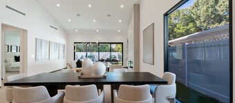 Noble Modern - Urban Sanctuary in Sherman Oaks With Poolside and Patio