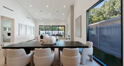 Noble Modern - Urban Sanctuary in Sherman Oaks With Poolside and Patio
