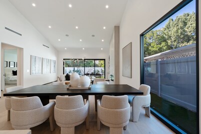 Noble Modern - Urban Sanctuary in Sherman Oaks With Poolside and Patio