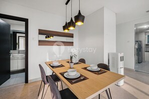 Appartement, 2 chambres, vue ville | Salle à manger