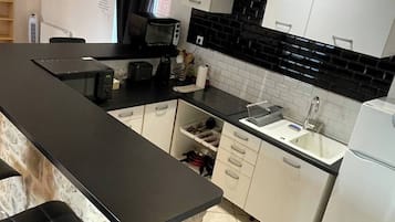Kylskåp, mikrovågsugn, ugn och spishäll