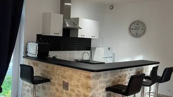 Réfrigérateur, micro-ondes, four, plaque de cuisson