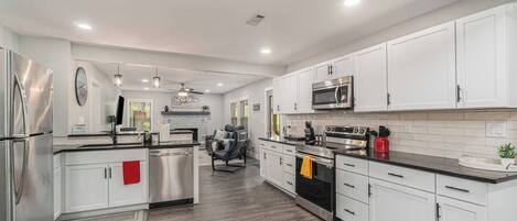 Réfrigérateur, micro-ondes, four, plaque de cuisson