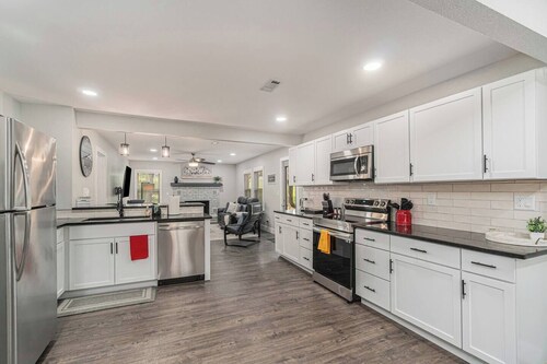 12m to Belton<br>Outdoor dining<br>Long Stays welcome<br>Huge fully stocked kitchen<br>Master Suite<br>On-site laundry<br>Utilities included<br>Fuller furnished<br>Natural light<br>Block out shades