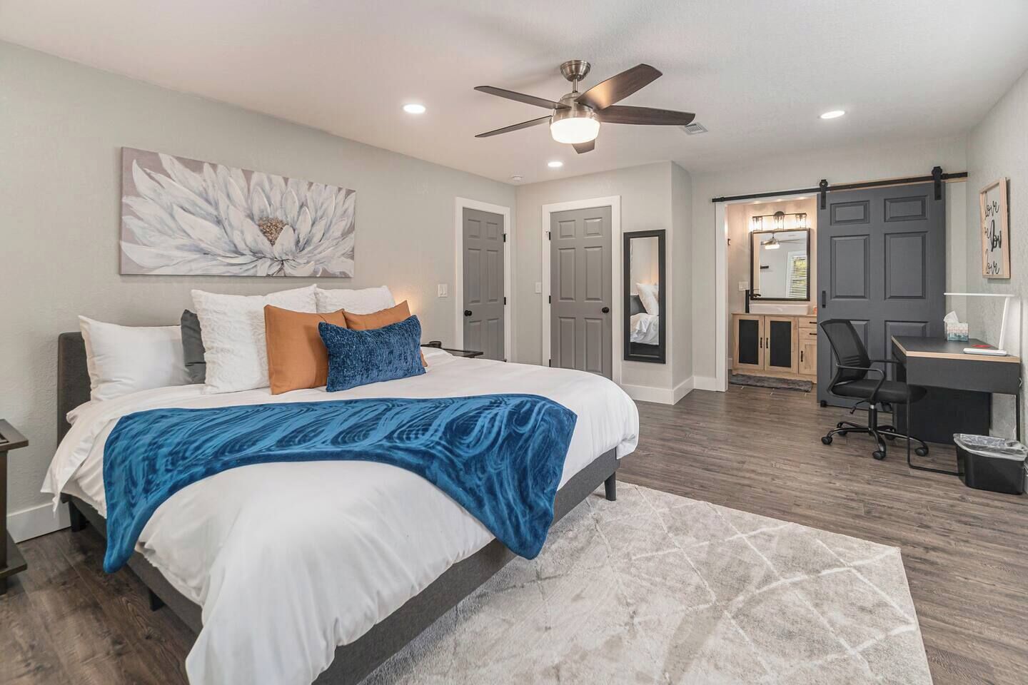 4 室のベッドルーム、デスク、アイロン / アイロン台、WiFi (無料)