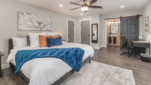 A bedroom with a large bed, a ceiling fan, and a desk area. - 12m to Belton<br>Outdoor dining<br>Long Stays welcome<br>Huge fully stocked kitchen<br>Master Suite<br>On-site laundry<br>Utilities included<br>Fuller furnished<br>Natural light<br>Block out shades (Grandview)
