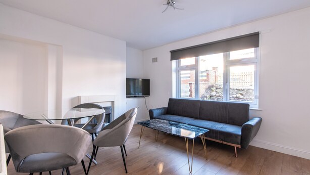 House, 3 Bedrooms | Living area | Flat-screen TV - Leybourne House (Nottingham)
