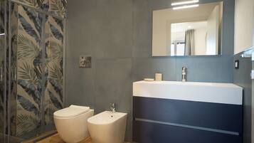 Douche, sĂšche-cheveux, bidet, serviettes fournies