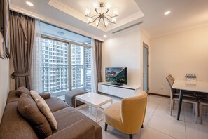 Apartamento, 2 quartos | Área de estar | Smart TV 43 polegadas com canais digitais