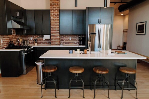 Refrigerador, microondas, horno y parrilla de estufa 