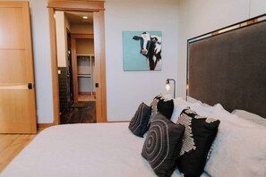 3 slaapkamers, een bureau, een strijkplank/strijkijzer, reisbedje