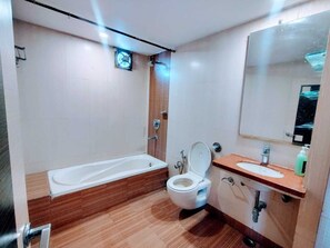 Kelengkapan dandanan diri percuma, tuala disediakan, sabun, syampu 