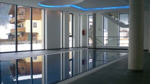 Een ruime binnenzone met glazen balustrade, grote ramen en een trap.