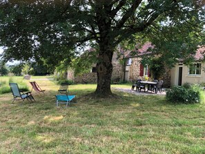 Outdoor dining - Family home for a country escape: calm, nature and comfort. (Éguzon-Chantôme)