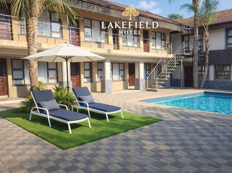 Outdoor pool. Europrime Hotels Lakefield