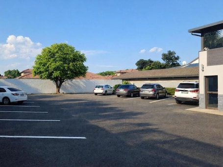 Property grounds. Europrime Hotels Lakefield