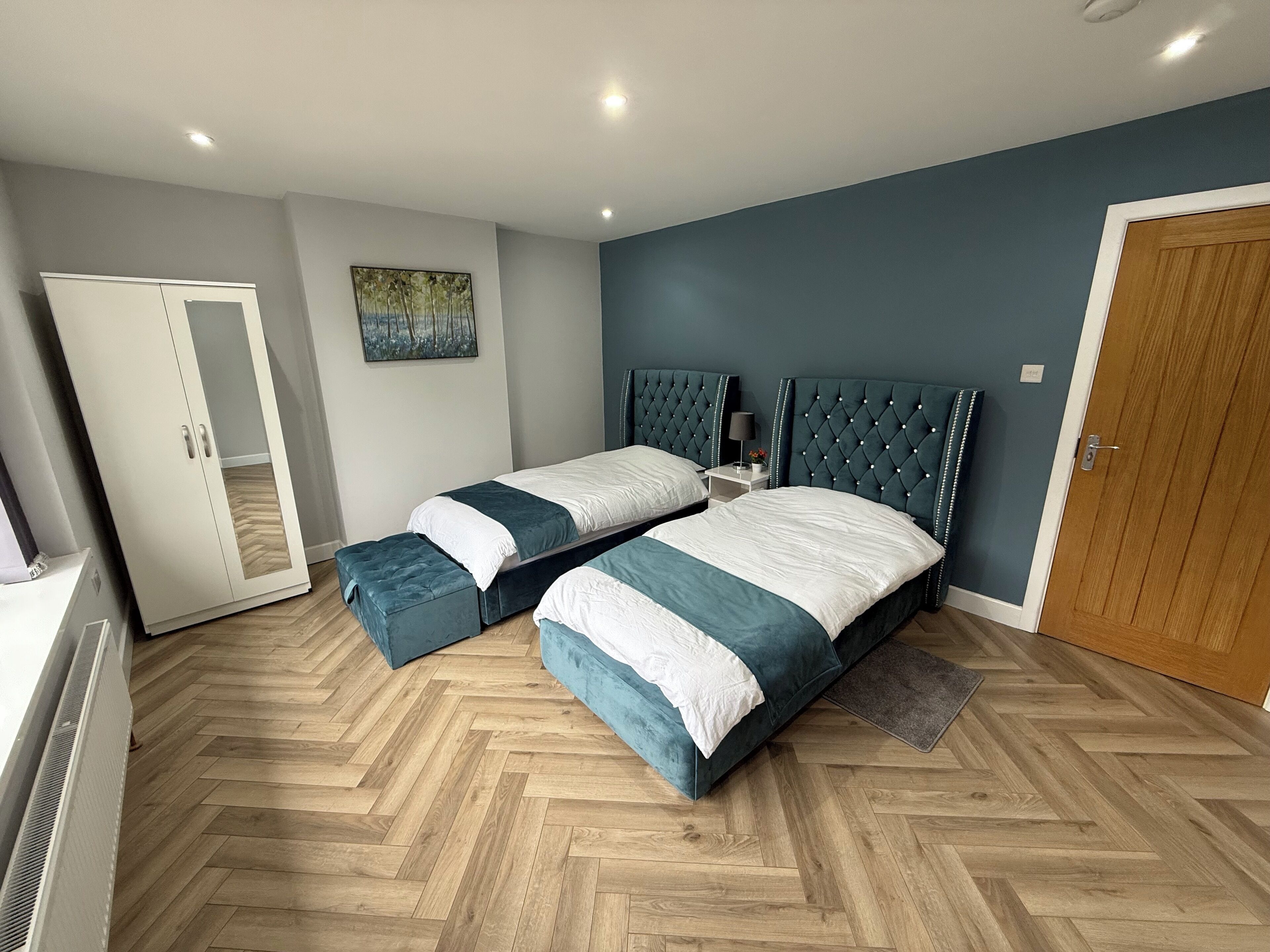 3 室のベッドルーム、アイロン / アイロン台、WiFi (無料)、ベッドシーツ