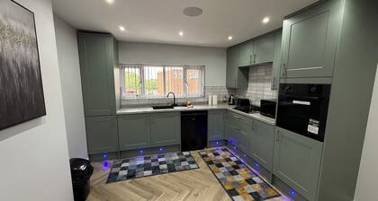 Luxurious 3-bedroom apartment with WiFi in charming Wolverhampton