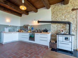 Four, lave-vaisselle, grille-pain