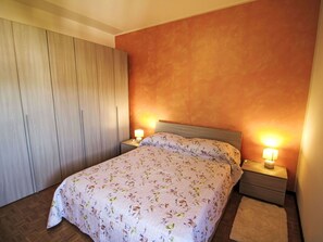2 bedrooms, travel cot, free WiFi