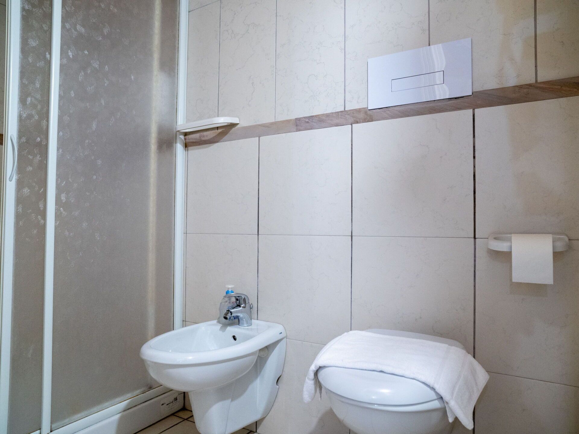 Armatur, Flooring, Fussboden, Badezimmer, Interior Design, Bad Sink, Sinken, Installation, Zimmer, Zapfhahn