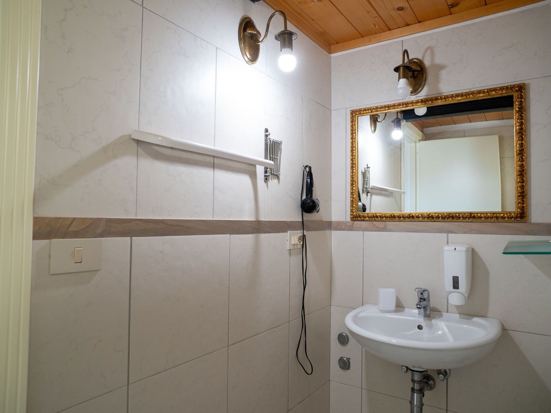 Pared, Arreglo De Tubería, Piso, Lavabo Del Baño, Diseño De Interiores, Suelo, Lavabo, Grifo, Plomería, Habitación