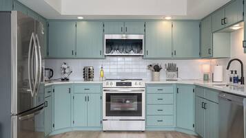 Réfrigérateur, micro-ondes, plaque de cuisson, lave-vaisselle