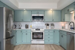 Frigorífico, microondas, placa de cocina y lavavajillas
