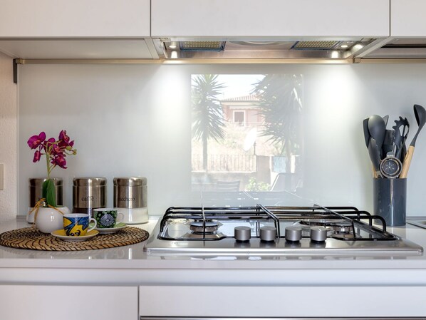 Micro-ondes, four, grille-pain