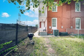 Property grounds - 3-bedroom townhome in charming Hagerstown with AC, WiFi (Hagerstown)