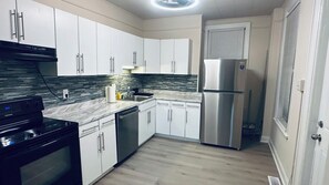 Kjøleskap, mikrobølgeovn, ovn og kokeplater