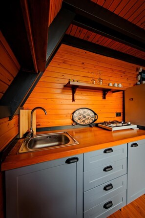Bangalô luxo, vista para o lago | Cozinha privada | Geladeira, cooktop, talheres/pratos/utensílios de cozinha