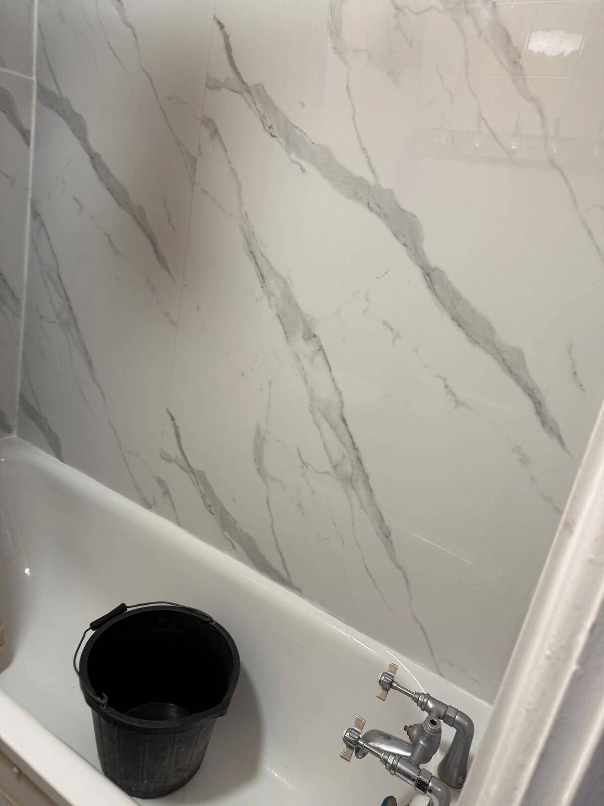 Appartement | Badkamer | Een douche, handdoeken