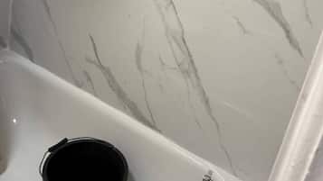 Appartement | Badkamer | Een douche, handdoeken