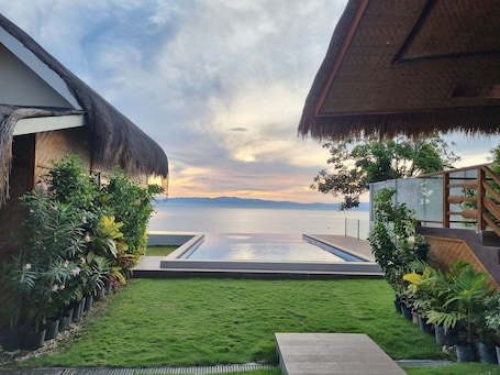 Una piscina al aire libre. The CLiffhouse Samboan