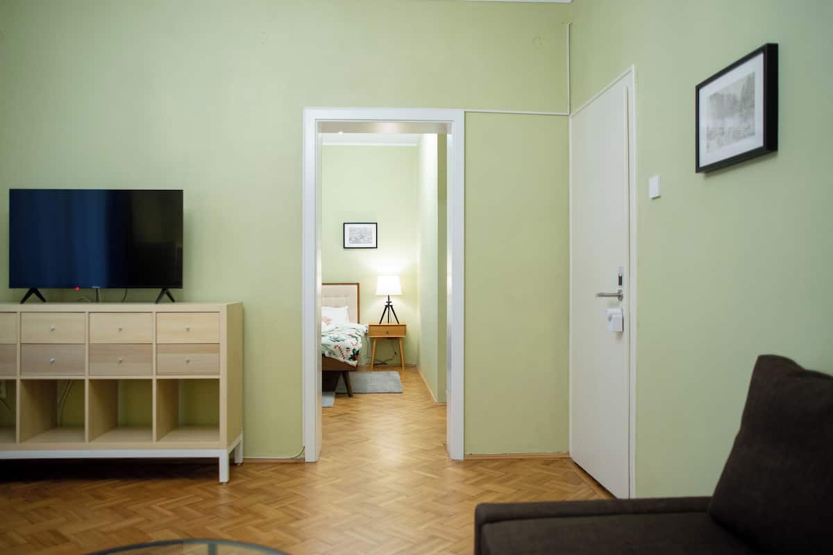 Deluxe suite, balkon, uitzicht op stad | Woonruimte | Een televisie
