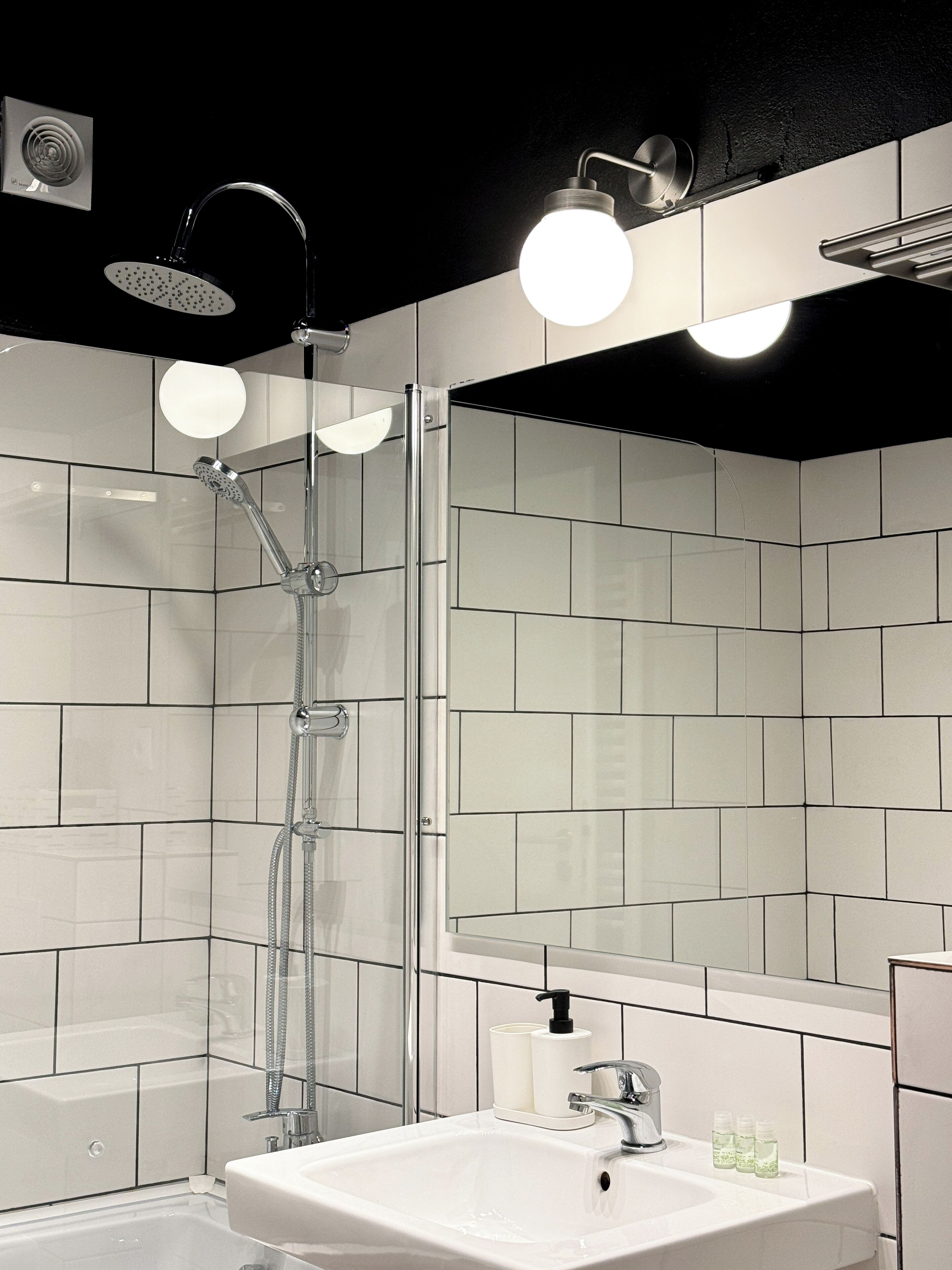 Deluxe Suite, Balcony, City View | Bathroom | Soap, shampoo, toilet paper