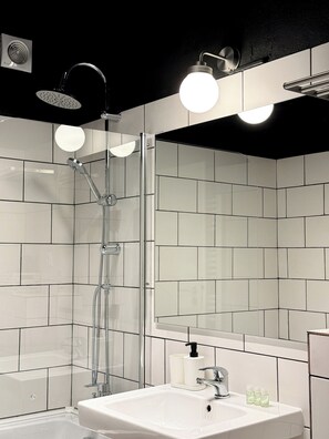 Deluxe Suite, Balcony, City View | Bathroom | Soap, shampoo, toilet paper - Kesletz House (Sibiu)