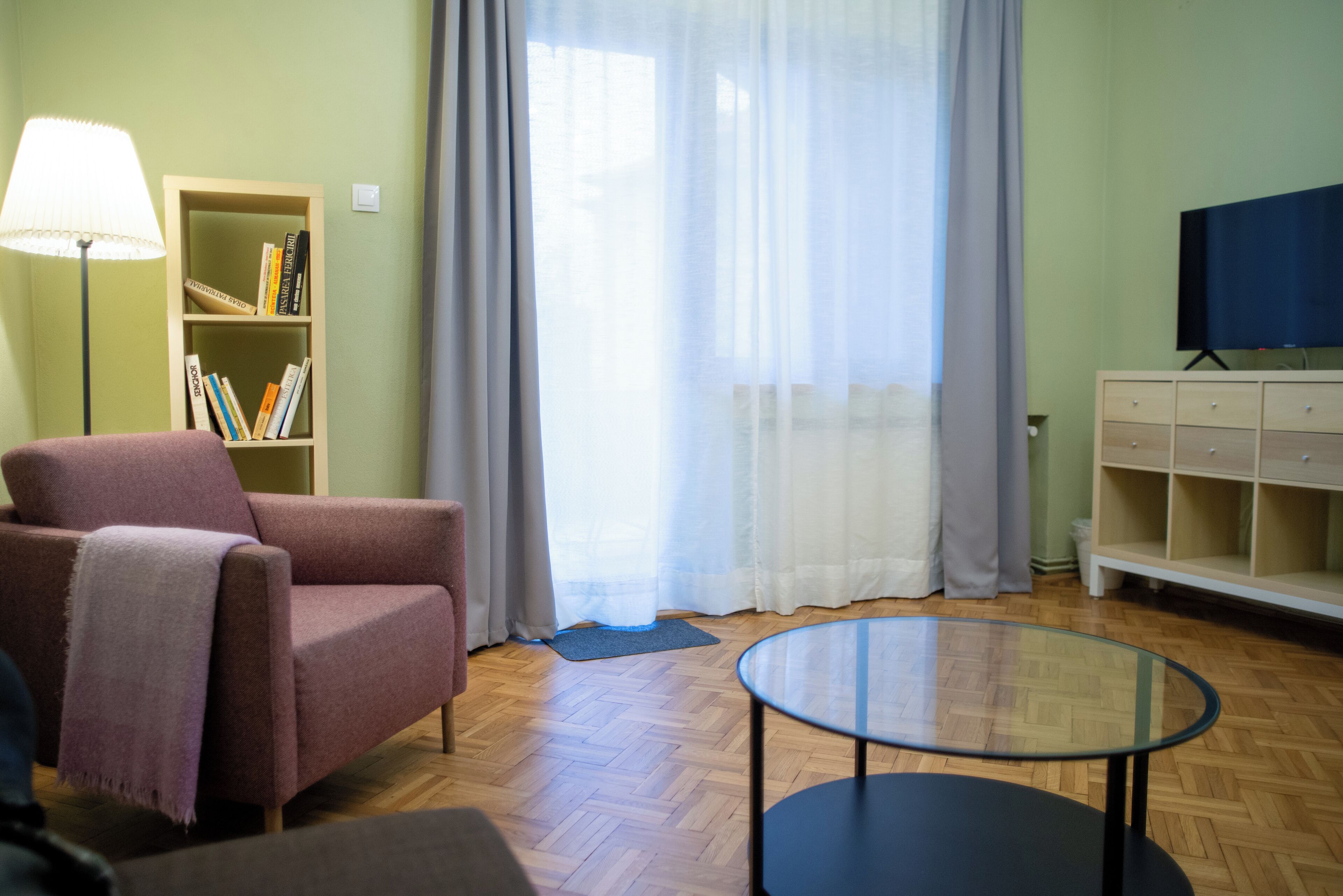 Deluxe-Suite, Balkon, Stadtblick | Wohnbereich | Fernseher