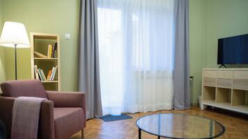 Deluxe-Suite, Balkon, Stadtblick | Wohnbereich | Fernseher