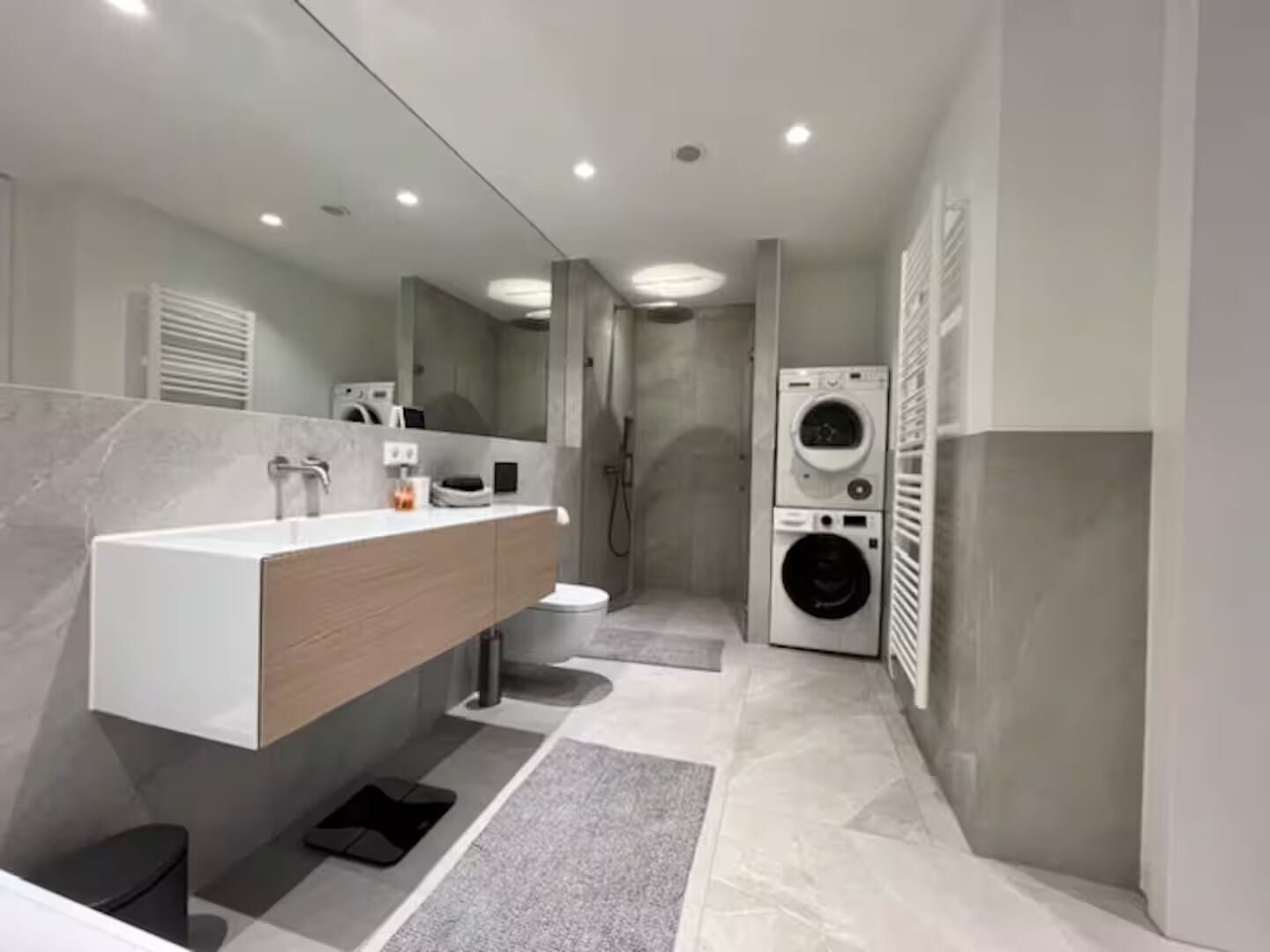 Sèche-cheveux, serviettes fournies, savon, papier toilette