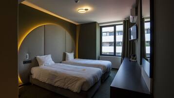 Habitación estándar con 2 camas individuales, 2 camas individuales, para no fumadores | Escritorio, espacio para trabajar con laptop y cortinas blackout