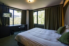 Bureau, espace de travail pour ordinateur portable, rideaux occultants