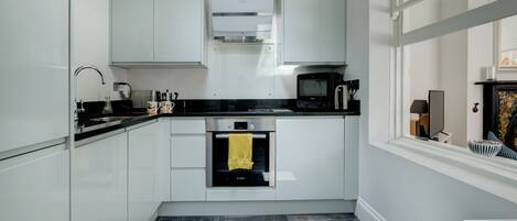 Microondas, horno, placa de cocina y lavavajillas