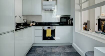 Old Stocking Factory. Spacious apartment in historic Tewkesbury