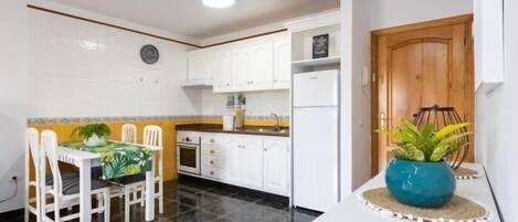 Refrigerador, microondas, horno y cafetera y tetera
