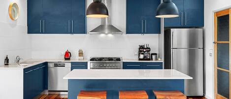 ثلاجة، فرن، موقد طهي مسطح، غسالة أطباق