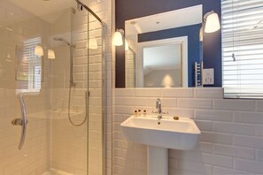 Shower, free toiletries, hair dryer, towels - Wheel House, Burnham Market (Burnham Market)