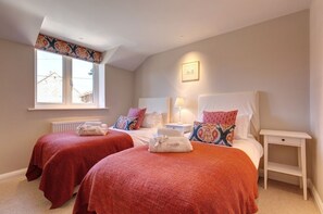 4 bedrooms, iron/ironing board, WiFi, bed sheets