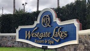 Letrero de Westgate Lakes Resort & Spa con un logotipo destacado y el nombre en letras doradas sobre fondo azul.